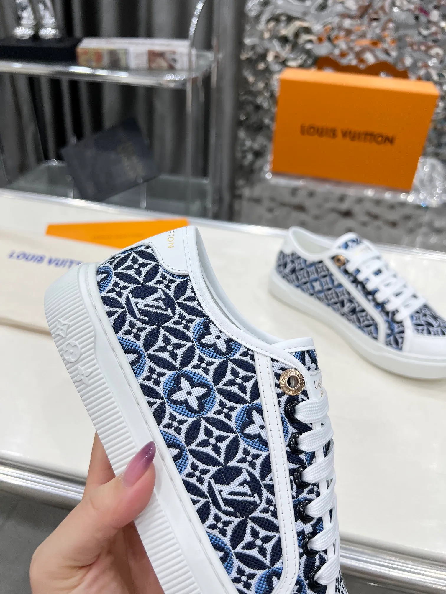 👟👟Ex-factory price 420👟👟 New arrival🆕🆕🆕 This LV Lagoon sneaker is made of lightweight canvas embroidered with the handwritten Louis Vuitton Paris logo. It highlights the casual summer atmosphere with a trendy and simple configuration, and can easily brighten up various looks. Monogram flowers bloom on the soft rubber sole. Code number: 35~41, multiple colors available! Oil edges + TPU outsole + drawer box packaging